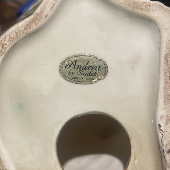 Majolica Style Capuchin Monkeys - Picture 8 of 9